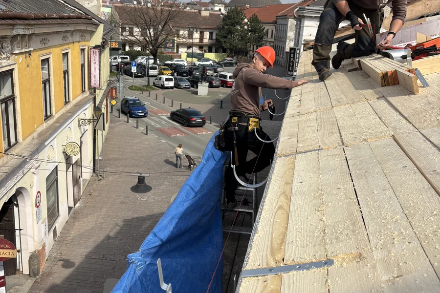 Rekonštrukcia strechy v centre Košíc — práca na odkvapovej hrane