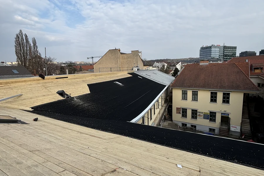 Rekonštrukcia strechy v centre Košíc — debnenie a asfaltový pás