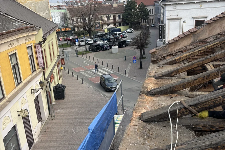 Rekonštrukcia strechy v centre Košíc — pohľad z lešenia do ulice