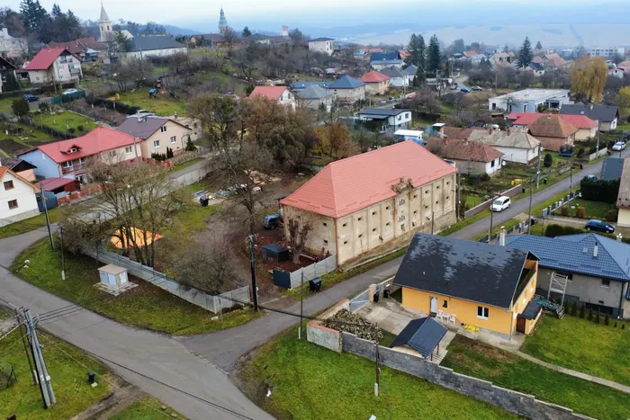Slanec — rekonštrukcia strechy na starej sýpke — detail