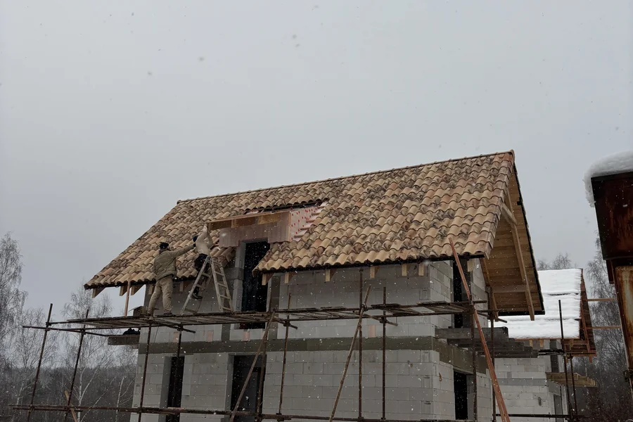 Snina — pokládka keramickej škridly Villa Testa